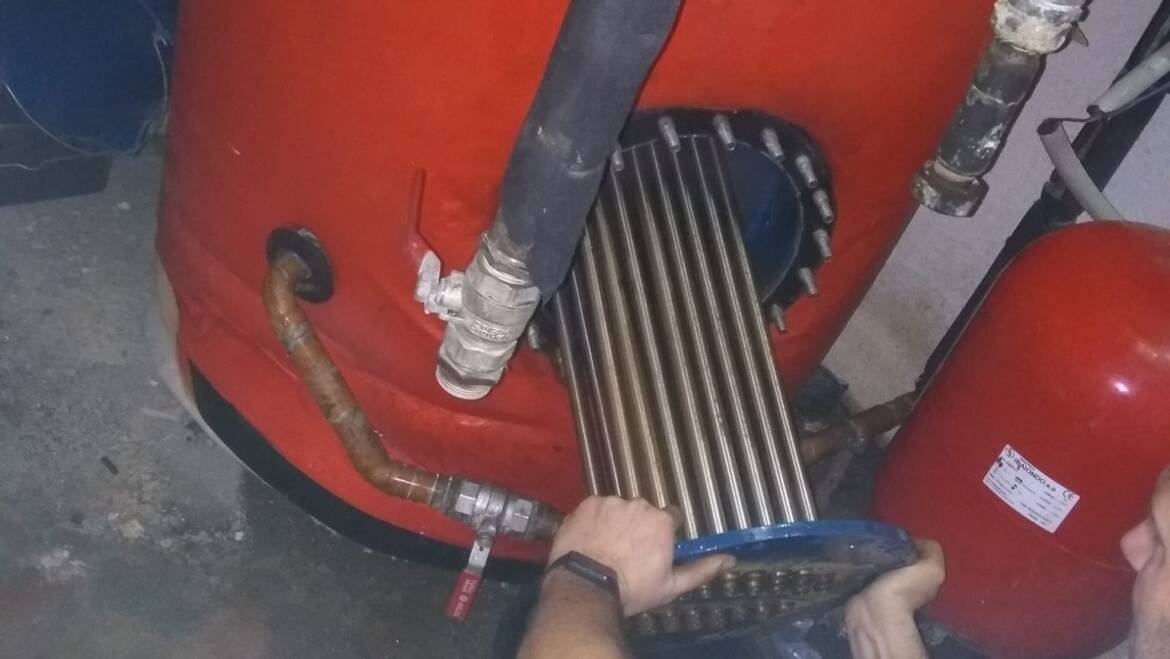 REVISION Y LIMPIEZA DE UN CIRCUITO PRIMARIO INTERNO DE UN ACUMULADOR