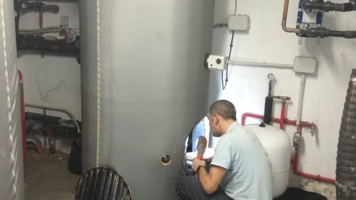 REVISION Y LIMPIEZA DE UN ACUMULADOR